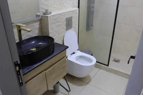 Koupelna v ubytování شاليه المهرة