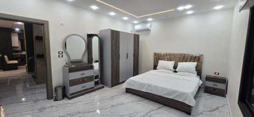 Postel nebo postele na pokoji v ubytování شاليه المهرة