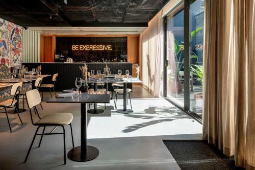 a restaurant with tables and chairs and a bar at Artcore Hotel Porto in Porto