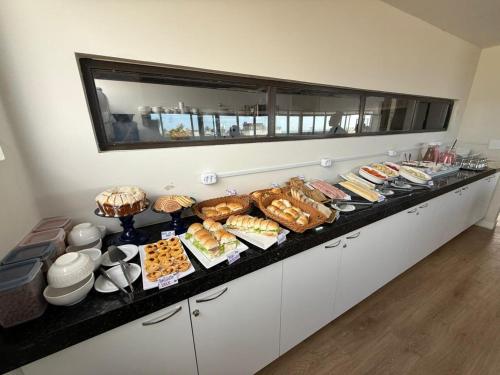 ein Buffet mit vielen verschiedenen Gebäcksorten in der Unterkunft ORA Beach Residence by AFT in Porto De Galinhas