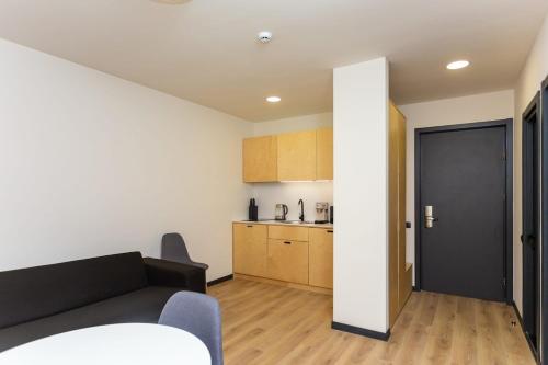 Kuchyň nebo kuchyňský kout v ubytování Charming 1BR Apartment Kokhta Mitarbi