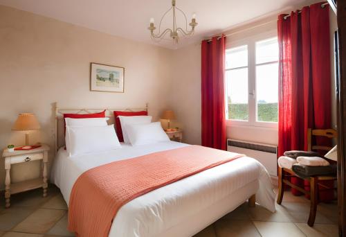 Postel nebo postele na pokoji v ubytování Maison De Campagne Le Cyprès