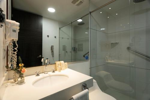 Ένα μπάνιο στο Hotel bh El Poblado