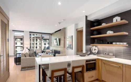 Η κουζίνα ή μικρή κουζίνα στο Luxury 2bd 2ba Ski In & Ski Out 60