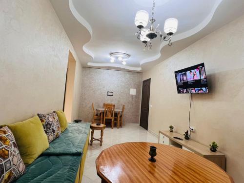 a living room with a couch and a table at Appartement agadir centre in Agadir