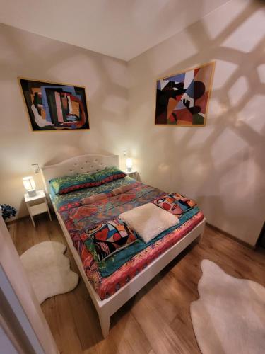 une chambre avec un lit dans une pièce dans l'établissement Apartament z Widokiem na Jezioro i Netflixem w Stylu Picasso "PanTuNieSpał", à Charzykowy