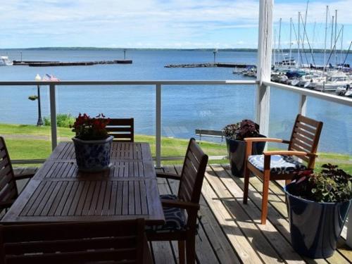 贝菲尔德Bayfield on the Lake Condos的一个带桌椅的门廊,享有水景