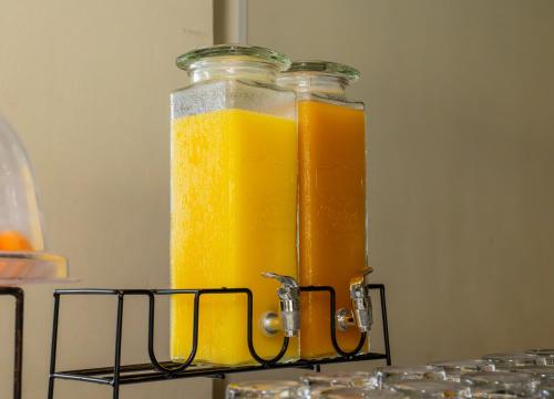 Un frasco de jugo de naranja sobre una rejilla en Hotel Mirador Plaza, en San Salvador