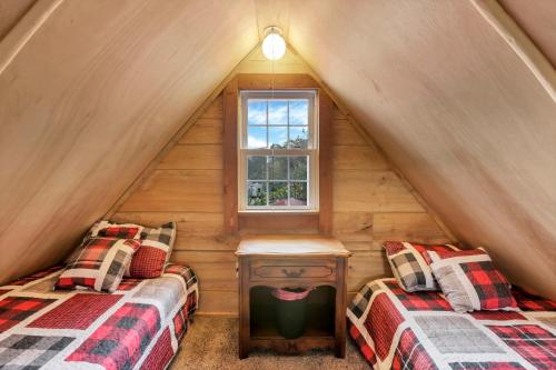 a room with two beds and a window at Cozy Cabin in New Lexington