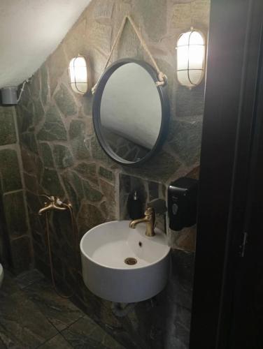 a bathroom with a sink and a mirror at La casa Varsani in Anilio