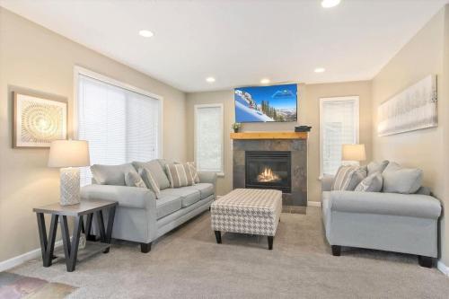 Χώρος καθιστικού στο Union Pines in Salt Lake with Hot Tub and Deck