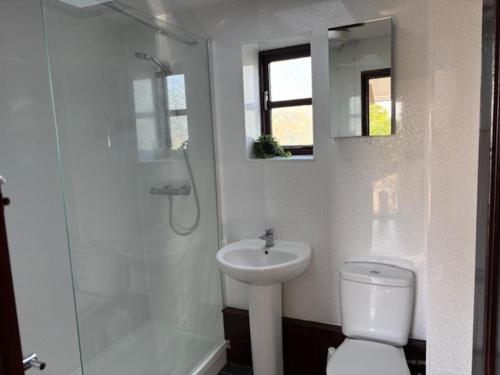 Vannituba majutusasutuses Cottage 1, a Cosy Retreat with Secure Parking