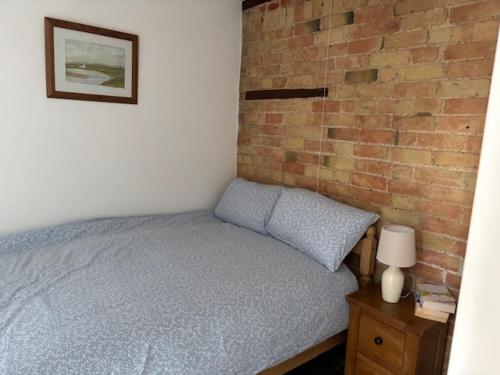 Voodi või voodid majutusasutuse Cottage 1, a Cosy Retreat with Secure Parking toas