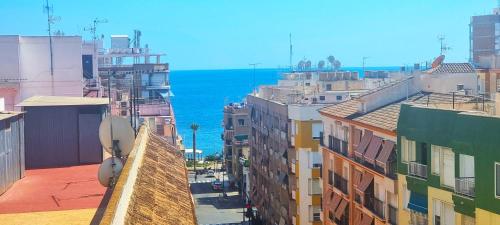 アギラスにあるTerraza en Avenida Principal y junto a la Playa - by Aloha Palmaの建物と海を望む市街の景色