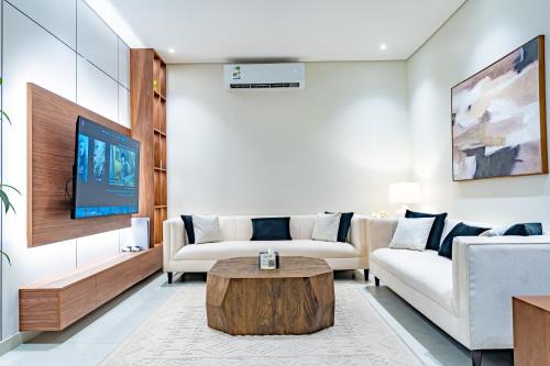 En eller flere senge i et værelse på Luxury Seaview Apartment with a Private Balcony