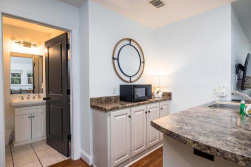 ein Badezimmer mit Waschbecken und Spiegel in der Unterkunft 389 Wahoo Dr in Fripp Island