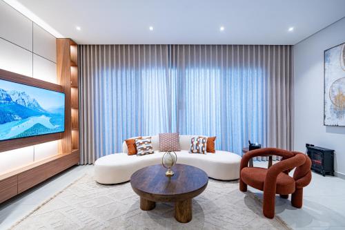 Et opholdsområde på Luxury Seaview Apartment with a Private Balcony