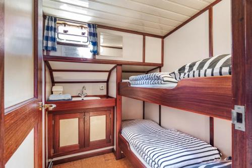 a small room with two bunk beds and a sink at Sudermar in Rotterdam