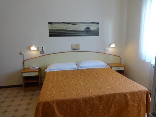 Postel nebo postele na pokoji v ubytování Hotel Saturno