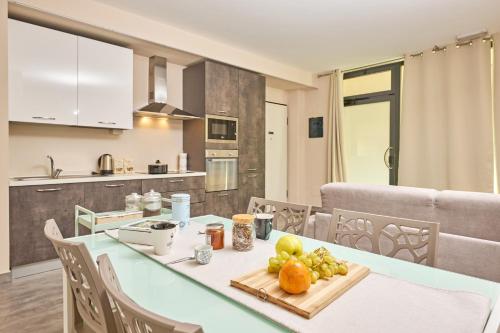 uma cozinha e sala de jantar com uma mesa com frutas em Tra la Rocca e il Lago em Angera