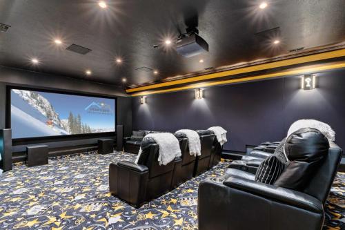 ドレーパーにあるMajesty Estate in Salt Lake with Private Pool and Sport Courtのシネマルーム(革張りの椅子、大画面スクリーン付)