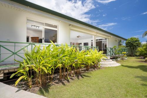a row of plants in front of a house at Fare Bambridge in Pirae