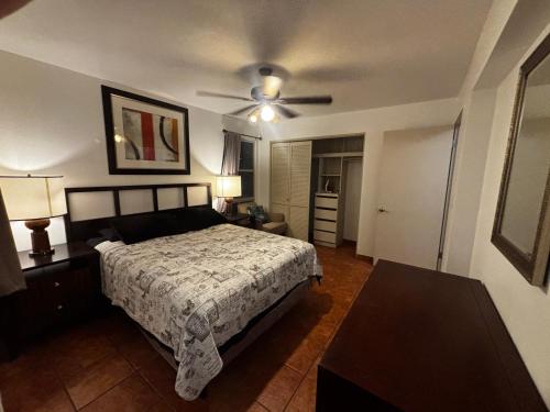 ein Schlafzimmer mit einem Bett und einem Deckenventilator in der Unterkunft Casa Tampico in Tijuana