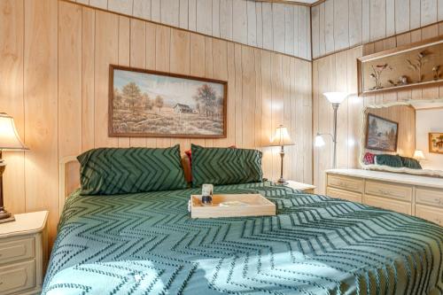 Ένα ή περισσότερα κρεβάτια σε δωμάτιο στο 7 Mi to Main Street Cabin with Deck in Stanley!