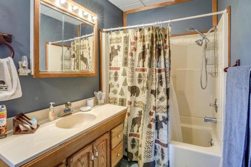 Ένα μπάνιο στο 7 Mi to Main Street Cabin with Deck in Stanley!