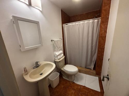 ein Badezimmer mit Waschbecken, Toilette und Dusche in der Unterkunft Casa Tampico in Tijuana