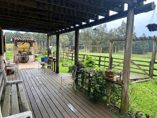 リベラにあるLos Tres Rubiosの木製デッキ(野原のガゼボ付)
