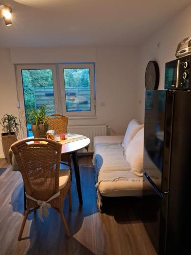 une petite cuisine avec une table et un réfrigérateur dans l'établissement Wohlfühlen und abschalten!, à Warstein