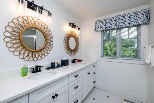 een witte badkamer met 2 wastafels en een spiegel bij 715 Winter Trout in Fripp Island
