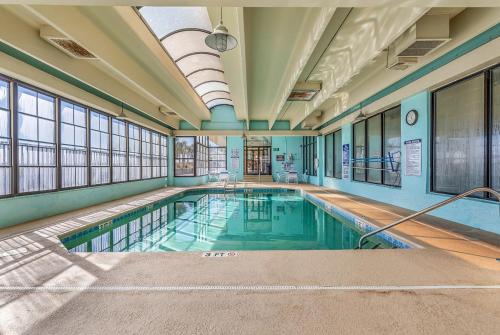 Bazén v ubytování Windemere Beachfront Oasis with Hot Tub and Pool Access nebo v jeho okolí