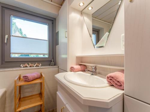 a bathroom with a sink and a mirror at Sonnenschein I in Mittersill