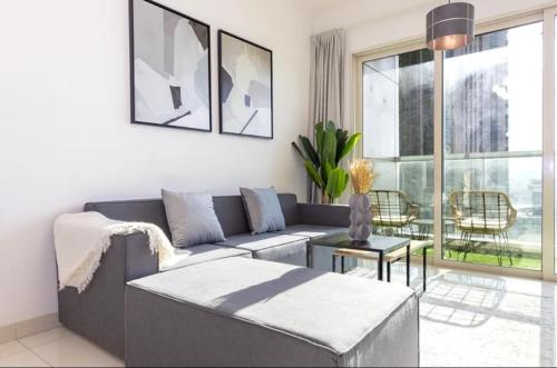 una sala de estar con un sofá y una mesa en Luxury home, en Abu Dabi