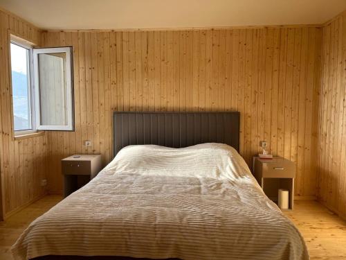 Un dormitorio con una cama y dos mesitas de noche. en Continental, en Vanadzor