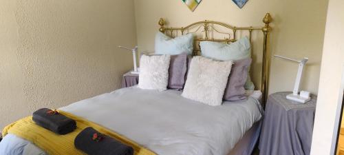 Un dormitorio con una cama con almohadas encima. en 7atSapele, en Germiston