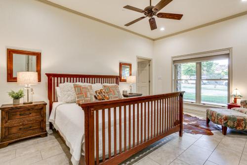 Postel nebo postele na pokoji v ubytování Family Friendly! Lakefront Escape in Pottsboro