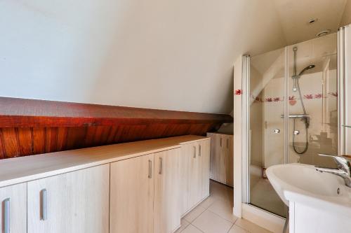 Koupelna v ubytování Chaumiere bretonne avec jardin - Golfe du Morbihan