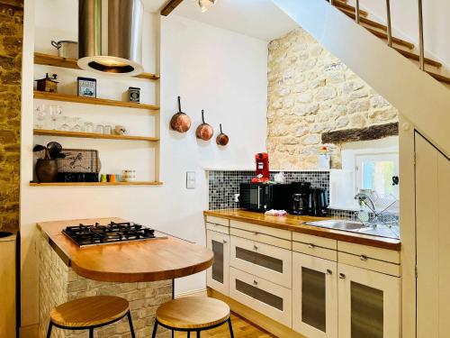 Kuchyň nebo kuchyňský kout v ubytování Le Nid de Saint Pierre Cozy & Near the City Center