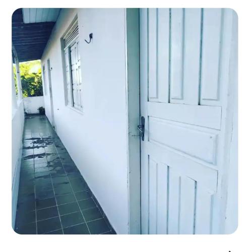 uma porta aberta para um corredor com piso de cerâmica em Apto Centro Pipa em Pipa