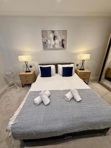 ein Schlafzimmer mit einem großen Bett mit zwei Kissen in der Unterkunft Charming Ensuite Retreat in a Premier Location in Brentford