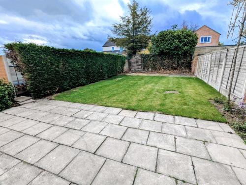 クルーにある3 bed cosy homeの煉瓦造りの遊歩道と生垣のある庭園