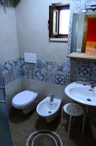 a bathroom with a toilet and a sink at Agriturismo Valle Verde in Altamura