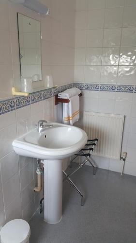 a bathroom with a white sink and a toilet at Balkan Lodge Oxford in Oxford