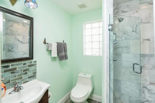 Koupelna v ubytování Mermaid Cottage