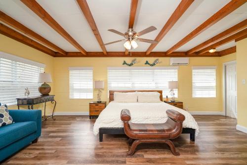 Postel nebo postele na pokoji v ubytování Mermaid Cottage