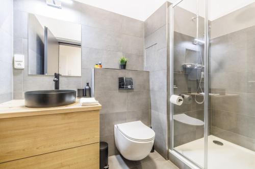 a bathroom with a shower and a toilet and a sink at Apartmán Dub in Golčŭv Jeníkov