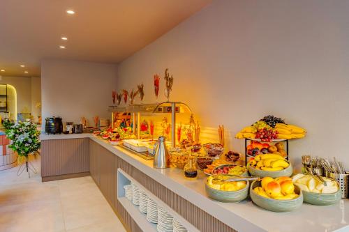 een buffet lijn met een bos fruit op het scherm bij Echinus Blue Hotel in Antalya